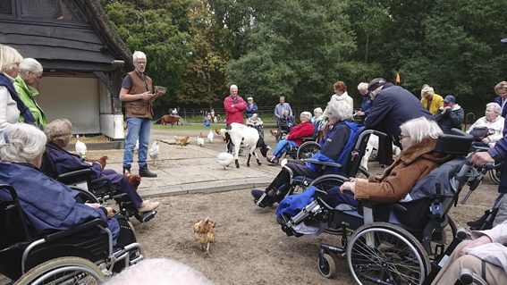 Bewoners van de Rijp bezoeken het Hertenkamp