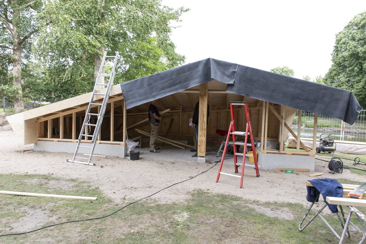 De bouw van de nieuwe hertenstal vordert gestaag