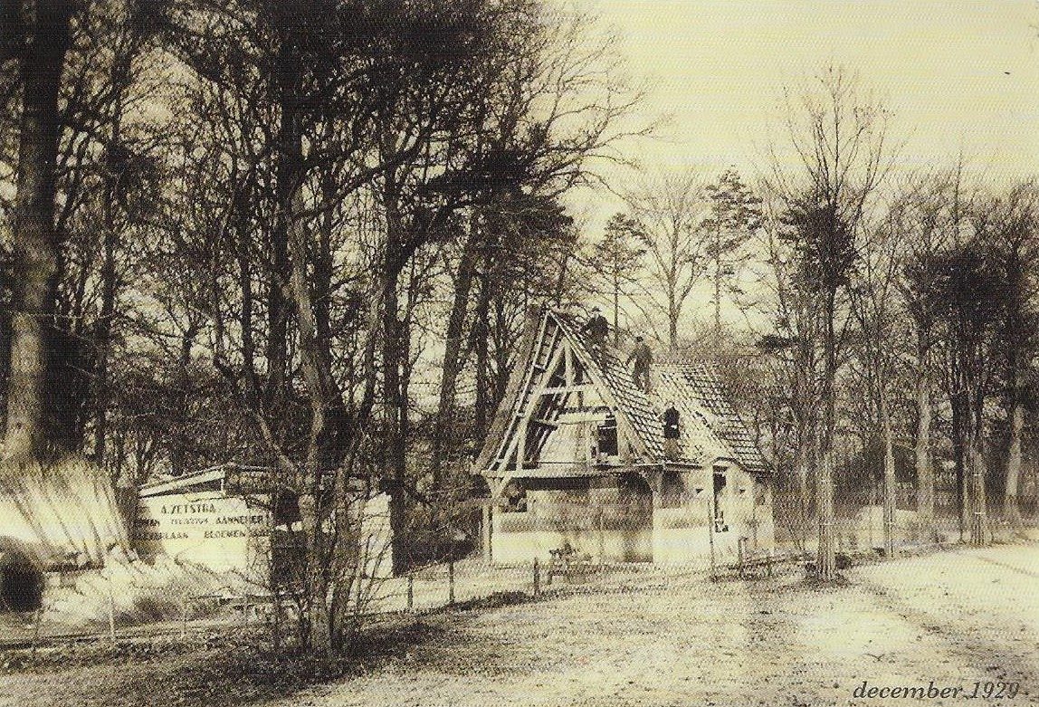 Batakhuisje in aanbouw, 1929