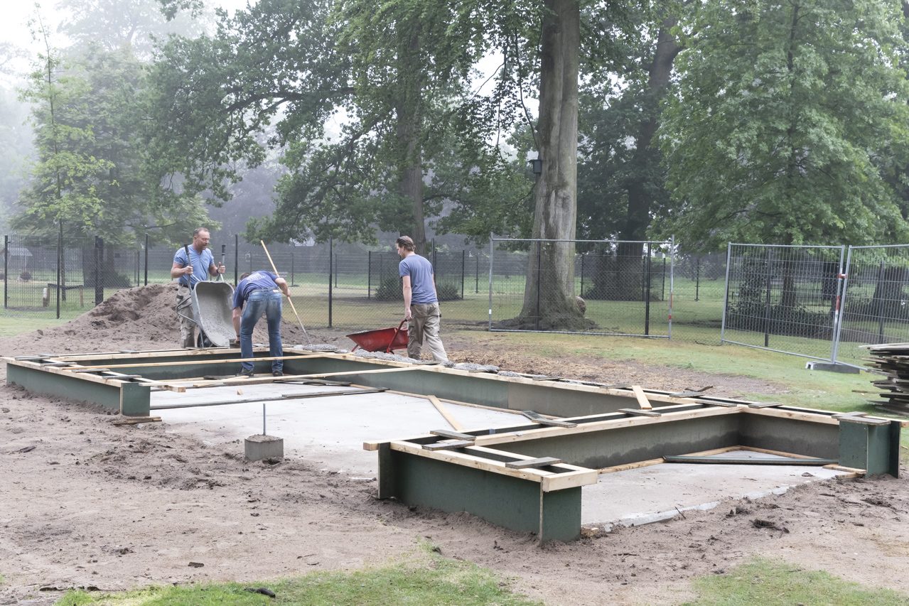 De opbouw van de nieuwe hertenstal