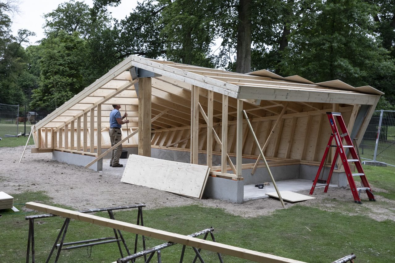 Het dak van de nieuwe hertenstal zit er bijna op