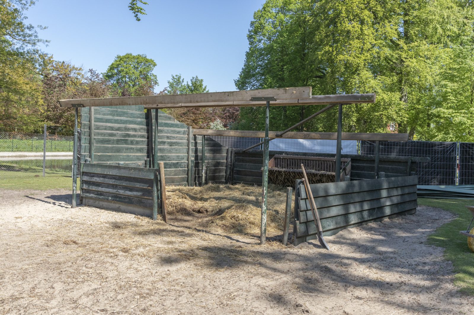 Het slopen van de oude hertenstal