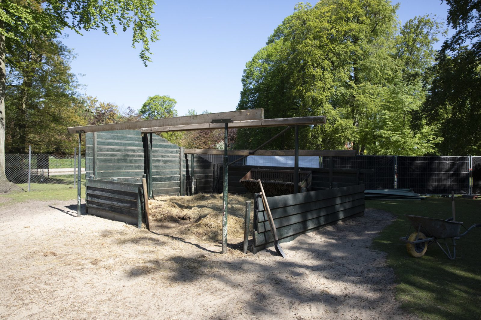 Het slopen van de oude hertenstal