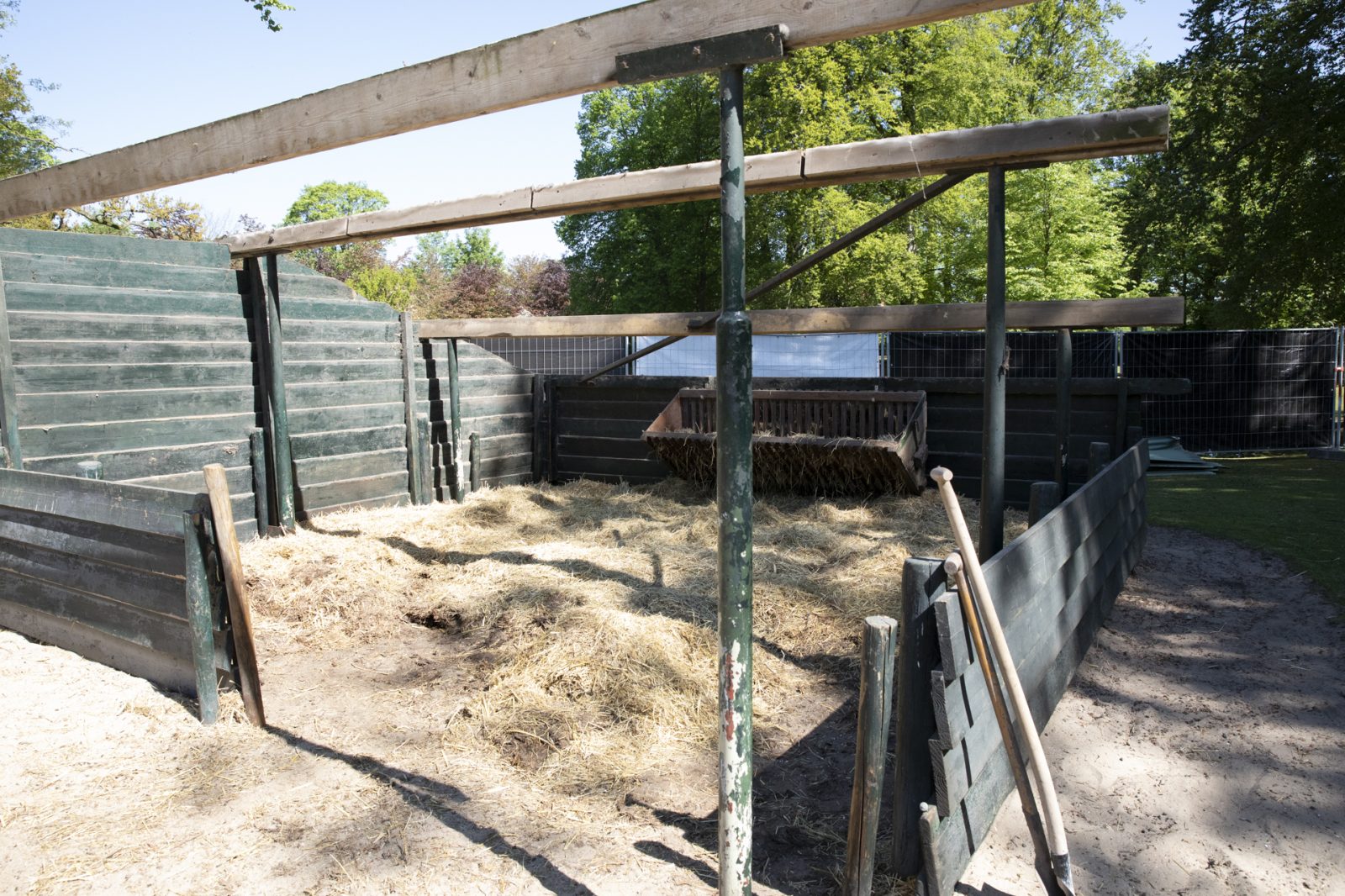 Het slopen van de oude hertenstal