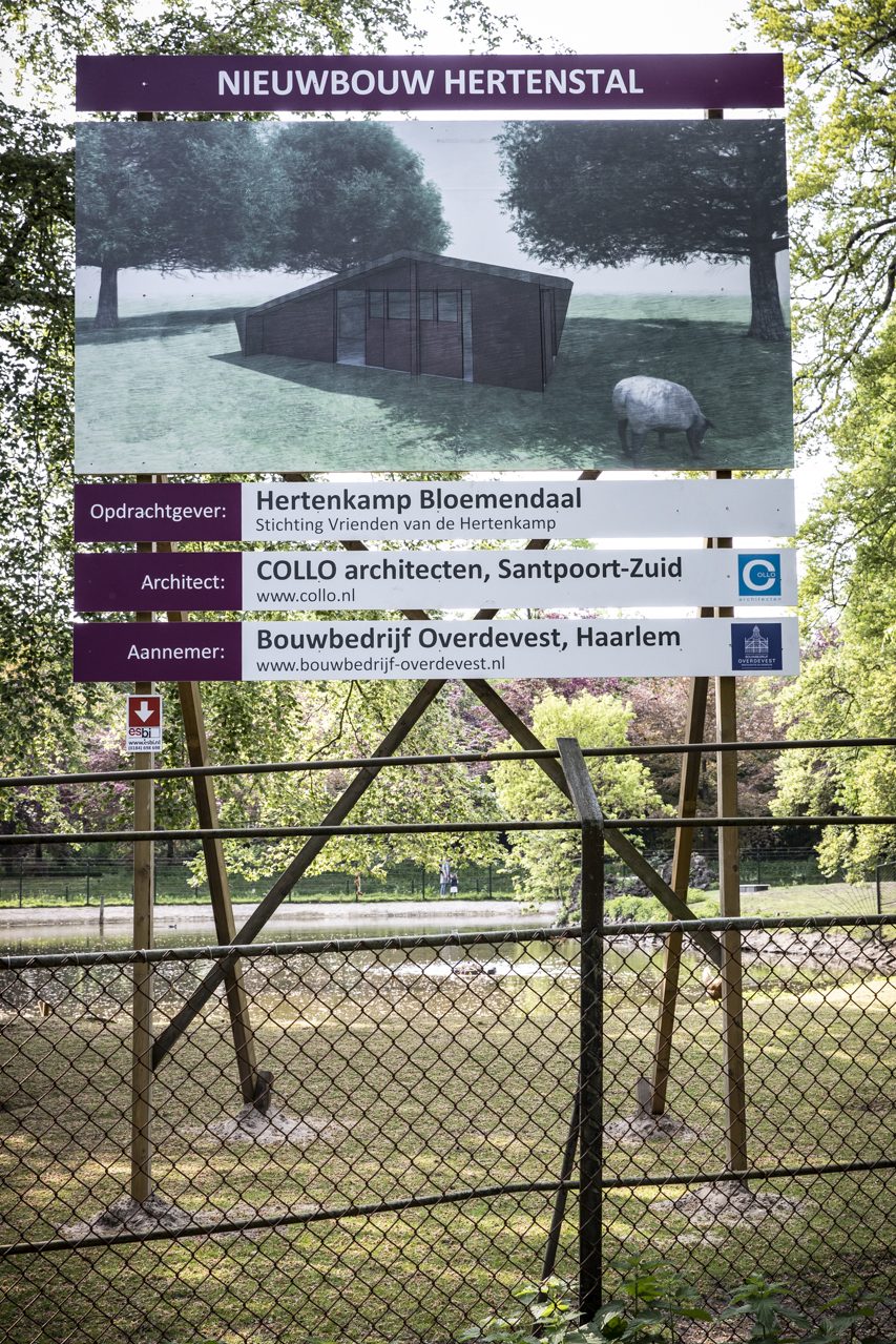 Het bord van de aannemer bij de Hertenkamp