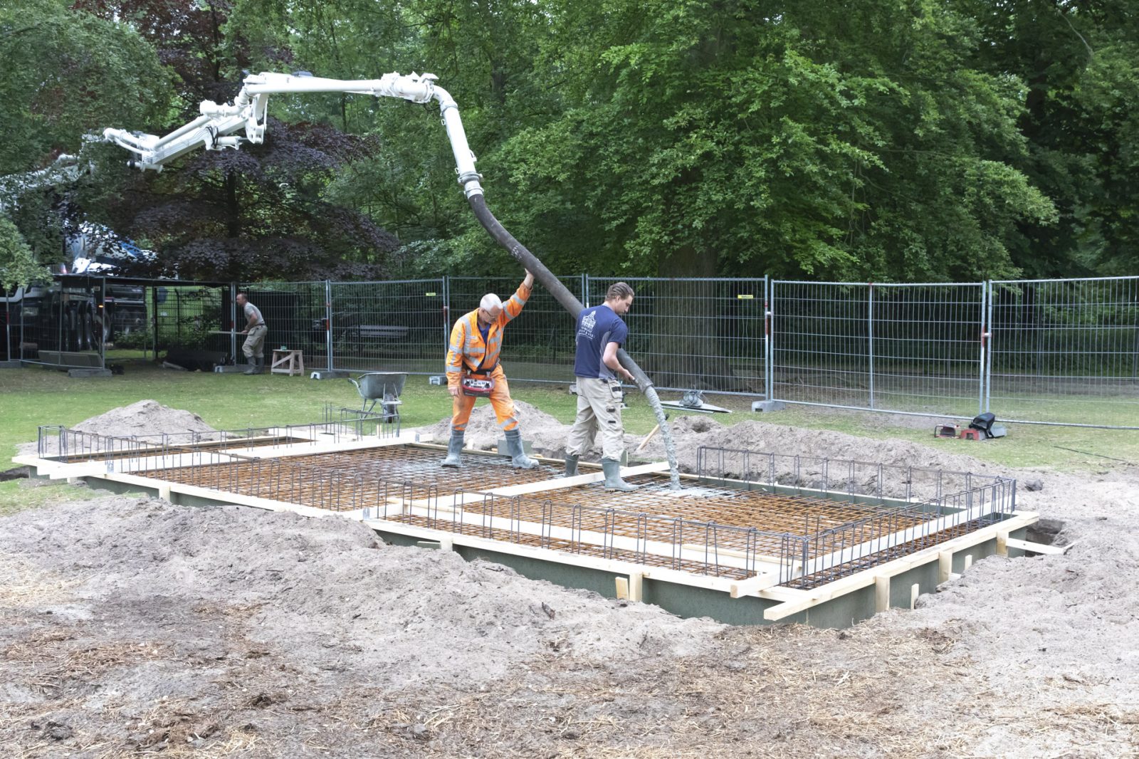 De betonstorting voor de fundering van de nieuwe hertenstal