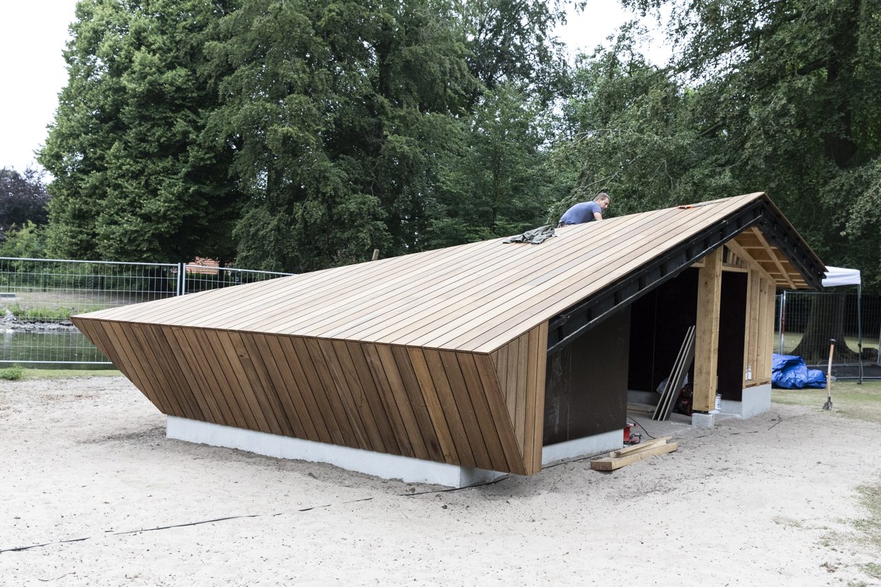 De afwerking van de nieuwe hertenstal