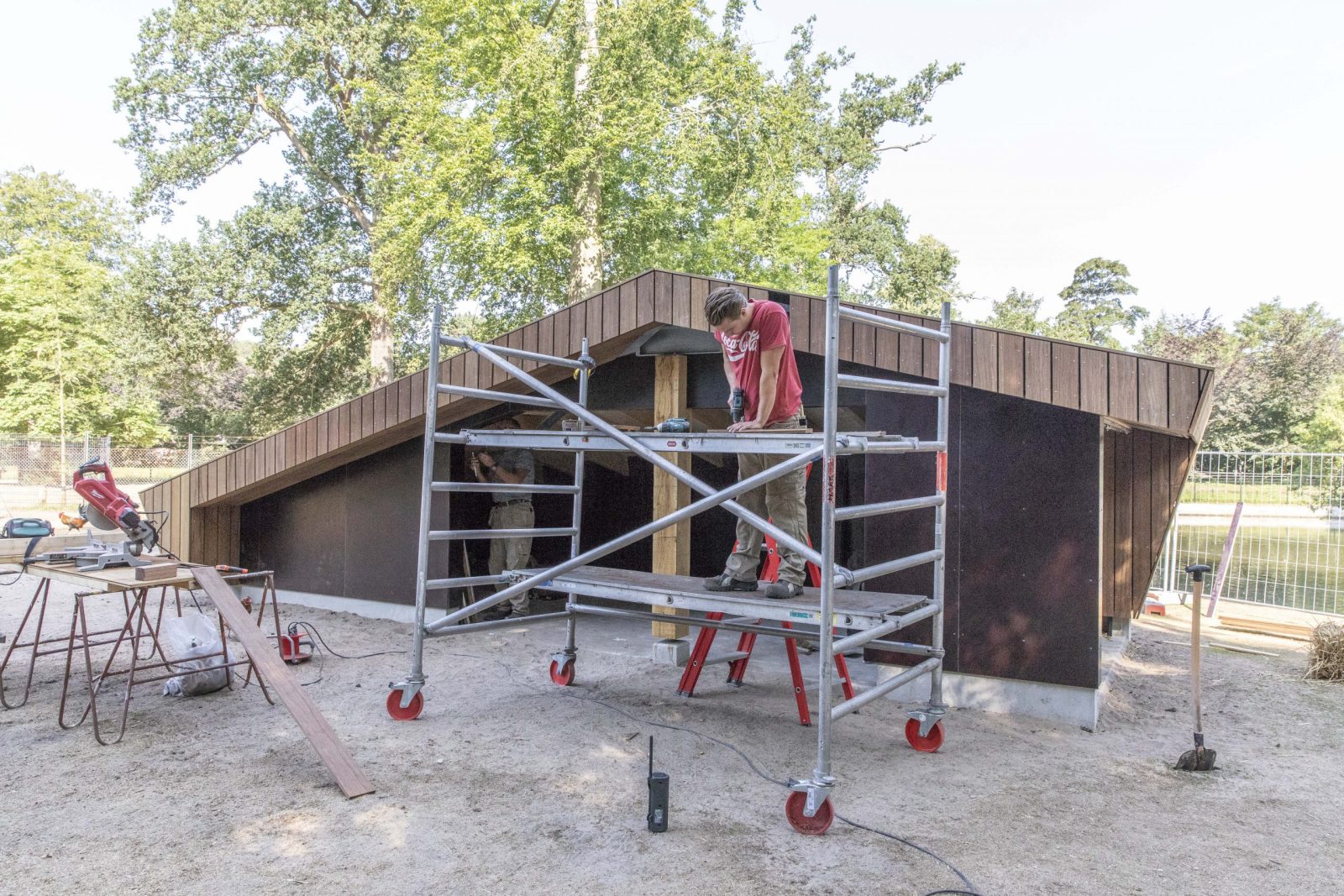 De deuren worden in de nieuwe hertenstal gezet