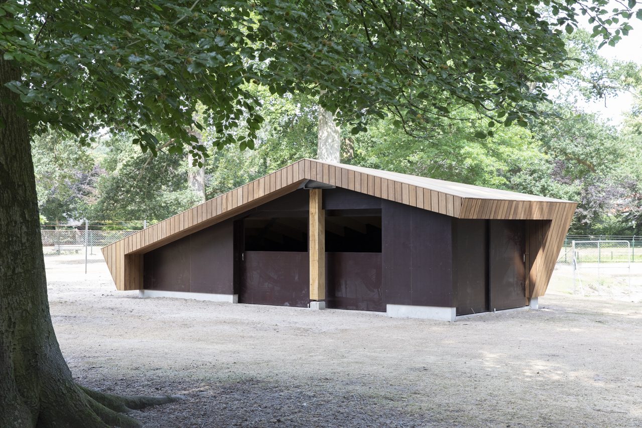 De nieuwe hertenstal is klaar
