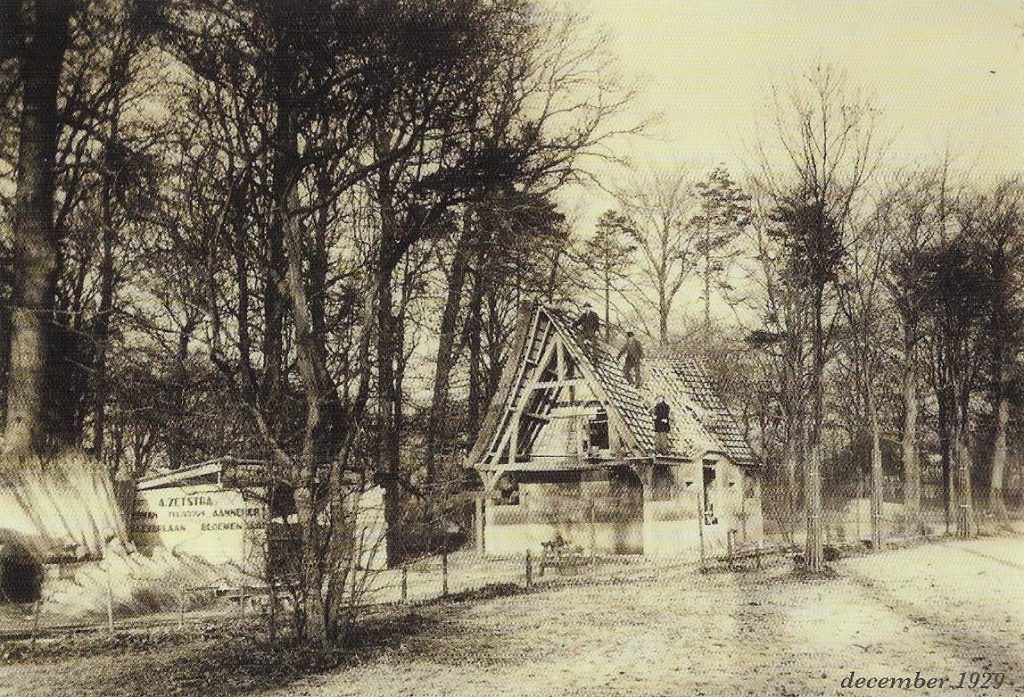 Batakhuisje in aanbouw 1929