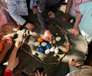 Bornwaterschool op bezoek eitjes